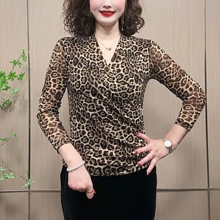 时髦交叉领豹纹长袖洋气女人味打底衫弹力网纱遮肉显瘦气质小衫女
