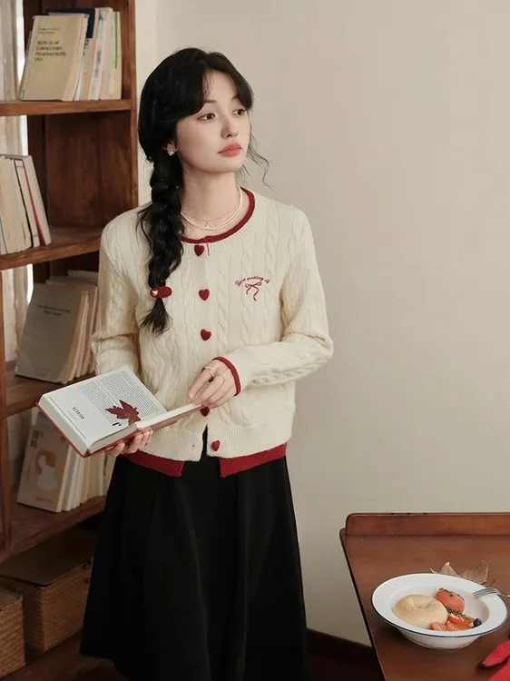 2025年新款「圣诞草莓泡芙」气质拼接红色撞色假两件毛衣开衫A35