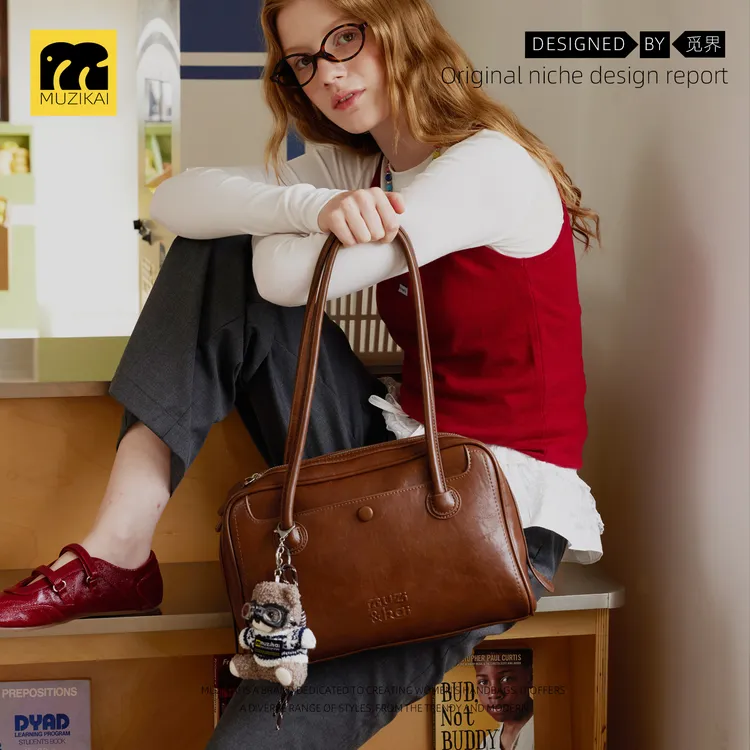 大容量保龄球包包女式2025新款小众高级简约复古通勤单肩公文包01