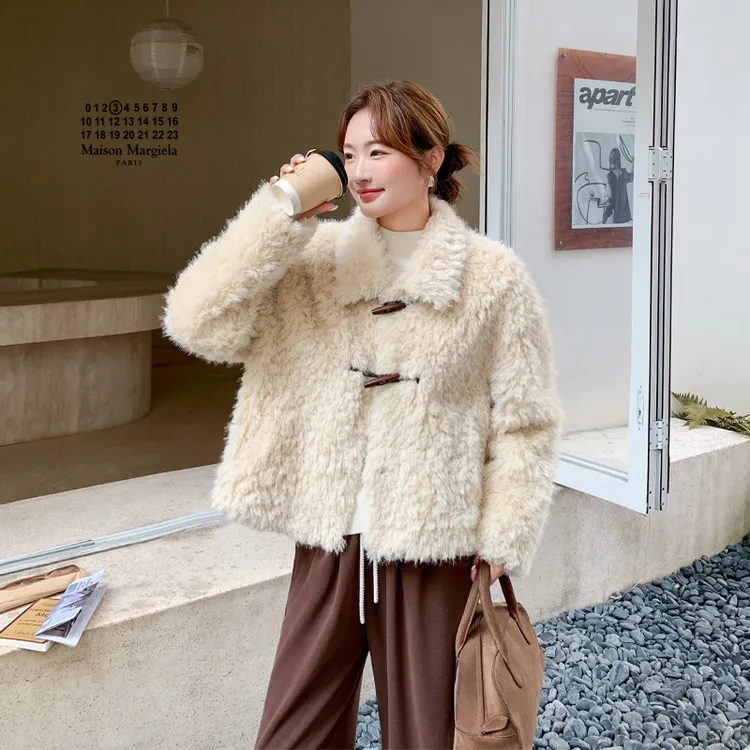 温柔风羊羔毛外套女短款2025冬季新款小众韩系ins风牛角扣厚棉衣