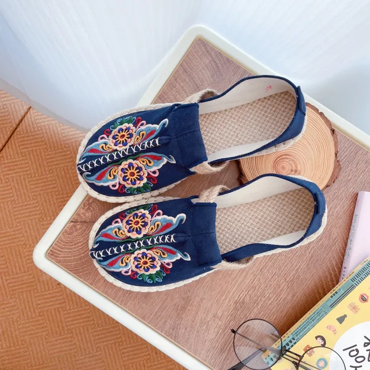 大理旅游增高女生布鞋套筒透气民族风绣花复古懒人一脚蹬学生布鞋