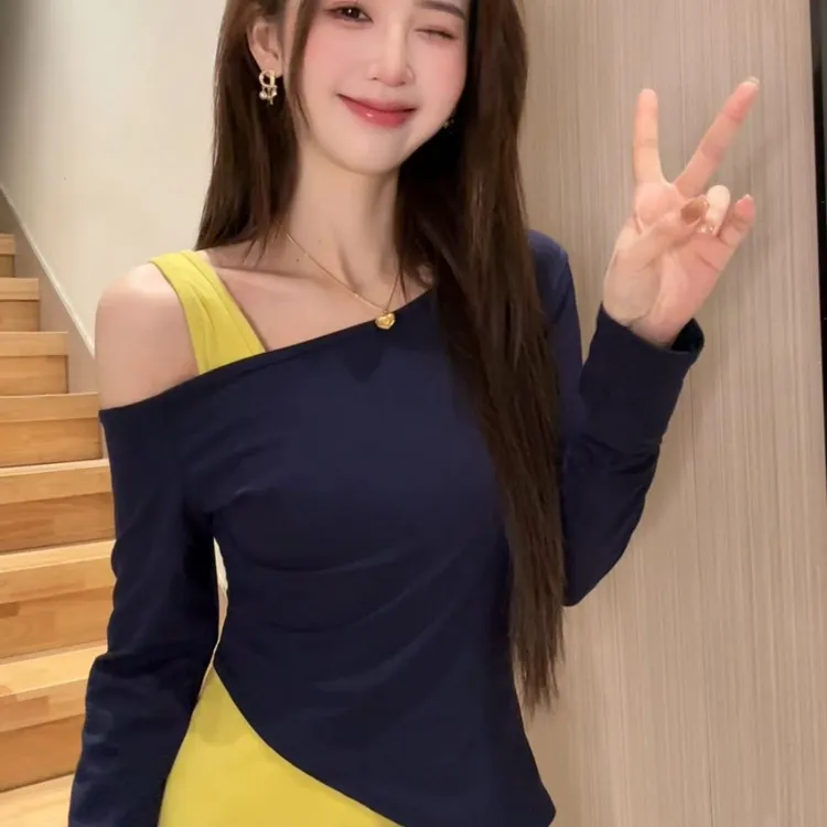 2025年撞色拼接假两件斜肩长袖T恤女春季辣妹百搭显瘦别致上衣
