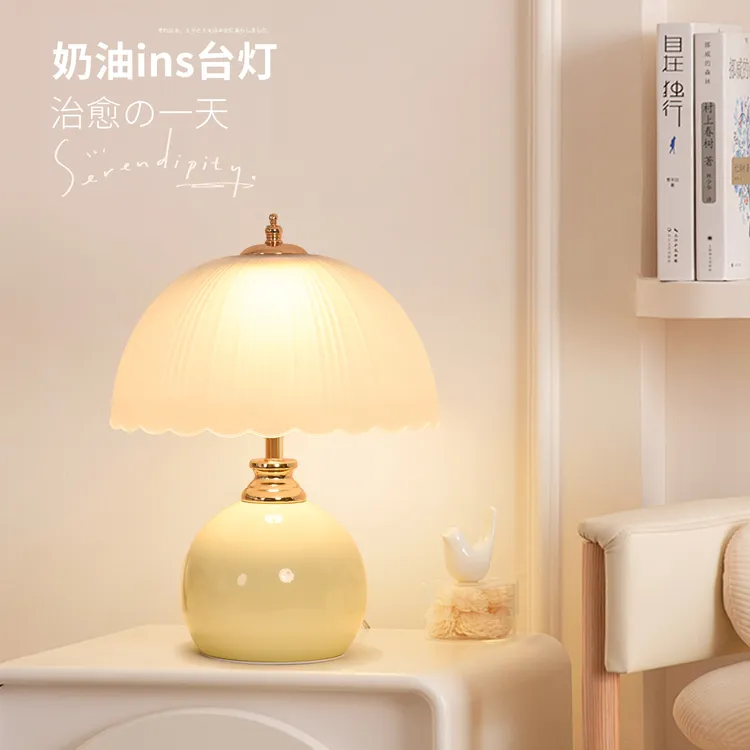 奶油风创意高级感轻奢台灯卧室床头灯主卧温馨台婚家用氛围小夜灯