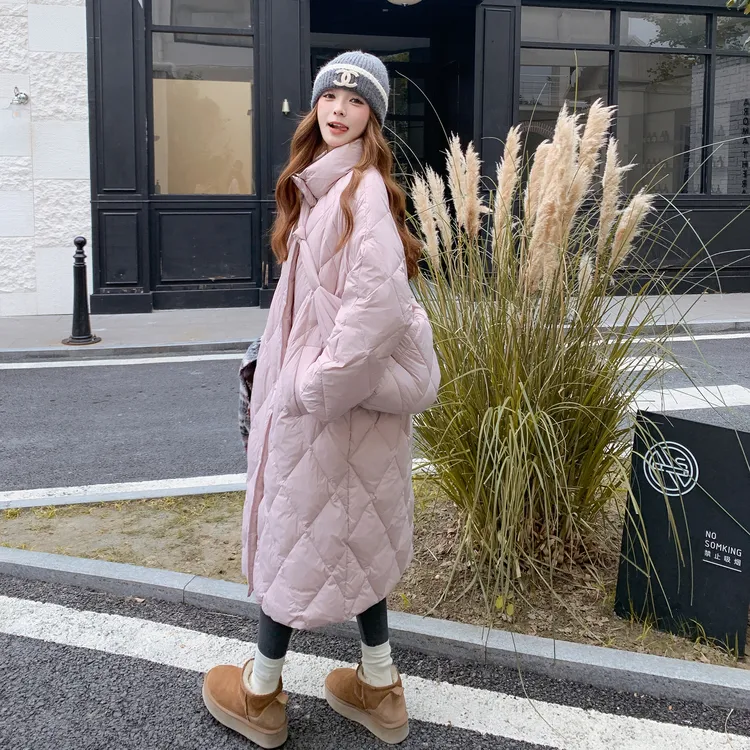 韩系菱格立领羽绒服女冬季2025新款宽松休闲风长款过膝白鸭绒外套