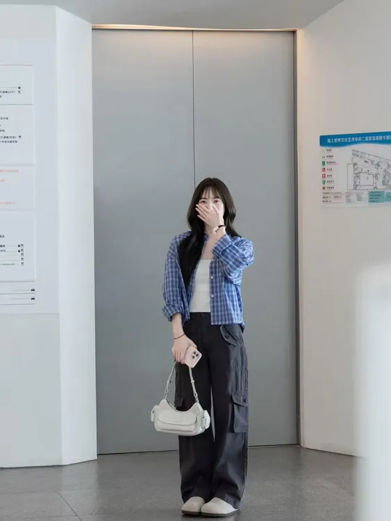 2025早春新款蓝色格子衬衫女休闲经典排扣翻领上衣百搭工装裤套装