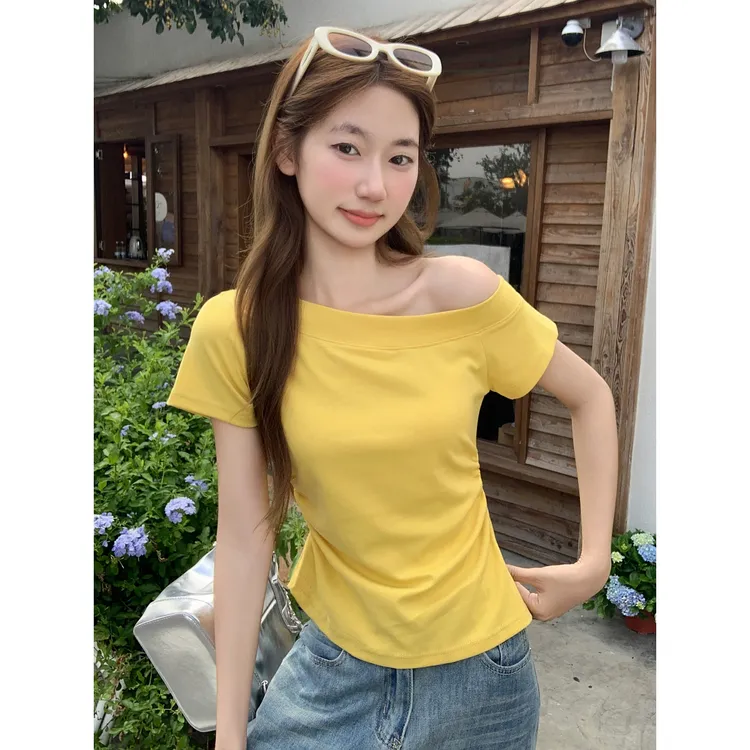 一字肩短袖T恤女夏季新款显瘦收腰开叉短款露肩小衫上衣胖妹妹