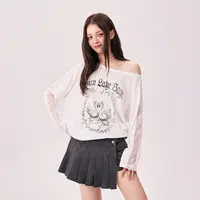 G01W【金拐子专属】CHUU天鹅涂鸦字母设计蕾丝拼接斜肩T恤-F
