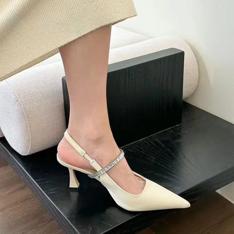 韩版尖头外出单鞋女2025新款气质性感水钻高颜值带白色包头凉鞋女