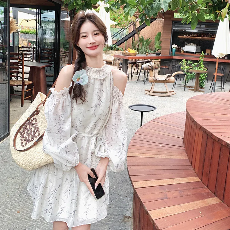 小众绝美露肩挂脖连衣裙女夏2025新款海边度假高级感雪纺碎花裙子