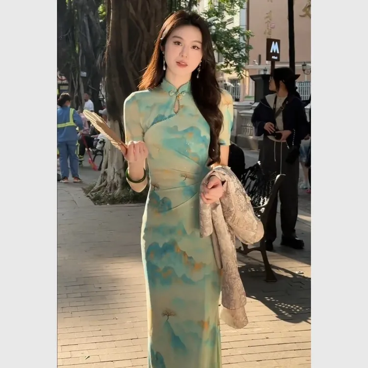 绿色印花新中式旗袍女2025气质收腰高端精致多巴胺独特绝美小裙子