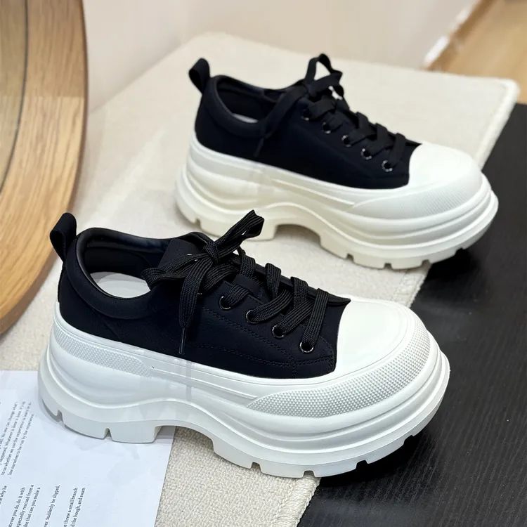 韩版简约超火显瘦增高小白鞋女2025新款秋厚底潮流复古系带松糕鞋