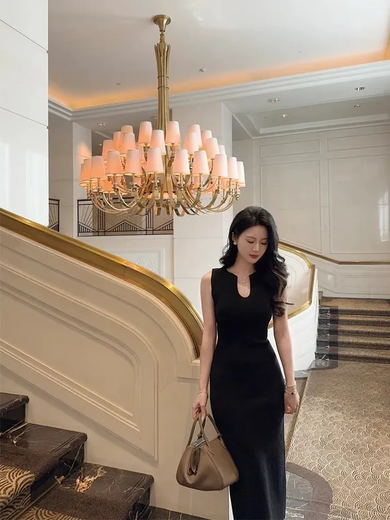 古早极简深V无袖针织背心裙连衣裙夏季显瘦高级感名媛包臀打底裙