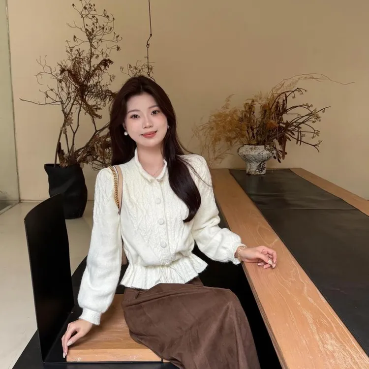 新款首发韩系温柔氛围感软糯绞花针织衫秋冬季抽绳收腰毛衣开衫女