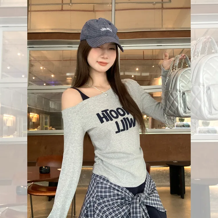 1207-灰色斜肩字母印花长袖T恤女早秋甜辣妹性感露肩收腰上衣