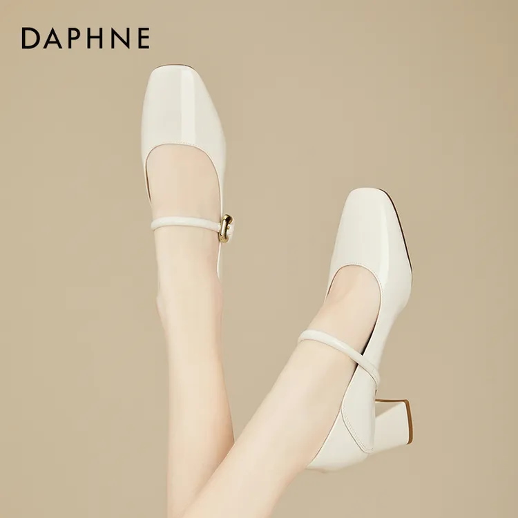 达芙妮米色高跟鞋女2025新款春季时尚百搭浅口一字扣粗跟方头单鞋
