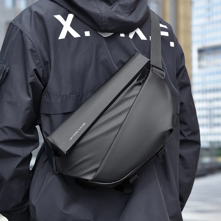 斜挎包男运动包机能胸包工装潮牌骑行邮差包单肩包男士包包男背包