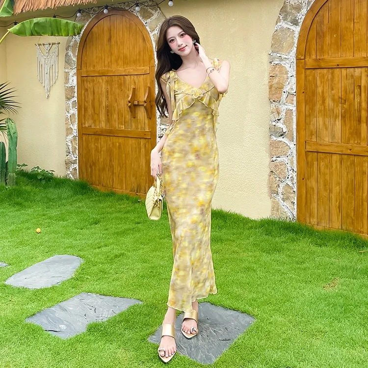 法式荷叶边碎花连衣裙女2025夏新款度假风气质V领修身显瘦长裙