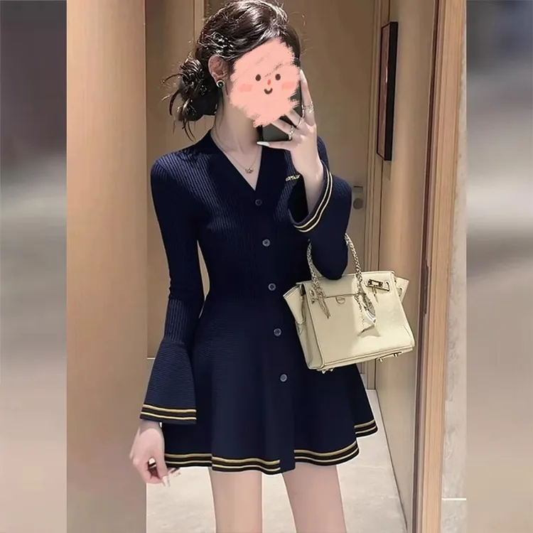 藏蓝色V领针织连衣裙子女2025新款秋冬小个子轻熟风气质收腰短裙