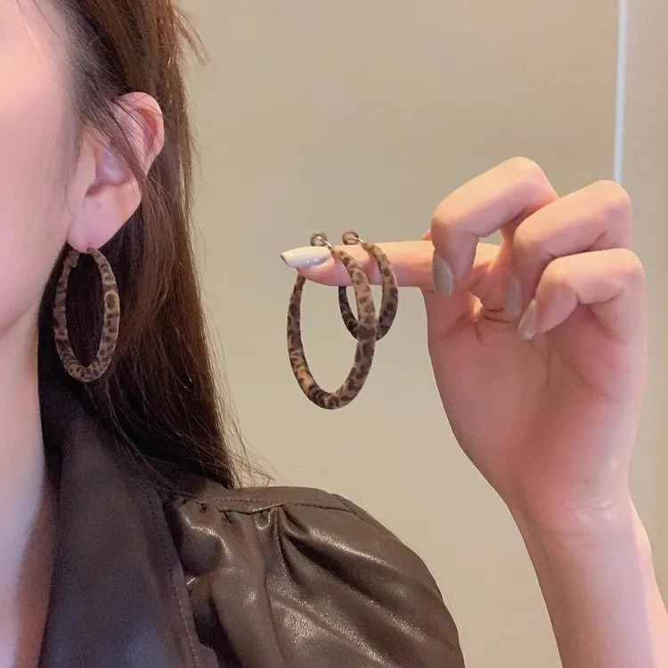 铜合金耳饰 2025年新款复古港风豹纹丝绒圈圈耳环女高级感耳钉