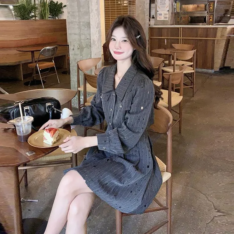 灰色氛围感小个子温柔系衬衫裙春秋新款显瘦气质轻奢条纹连衣裙女