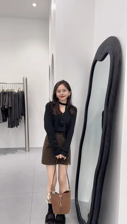 2025早秋新款韩系设计感挂脖露肩长袖丝绒上衣女豹纹半裙两件套装