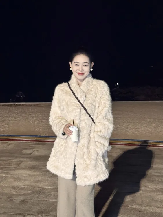 人造皮草 毛毛外套女2025冬季新款皮毛一体年轻款小湖羊皮草大衣