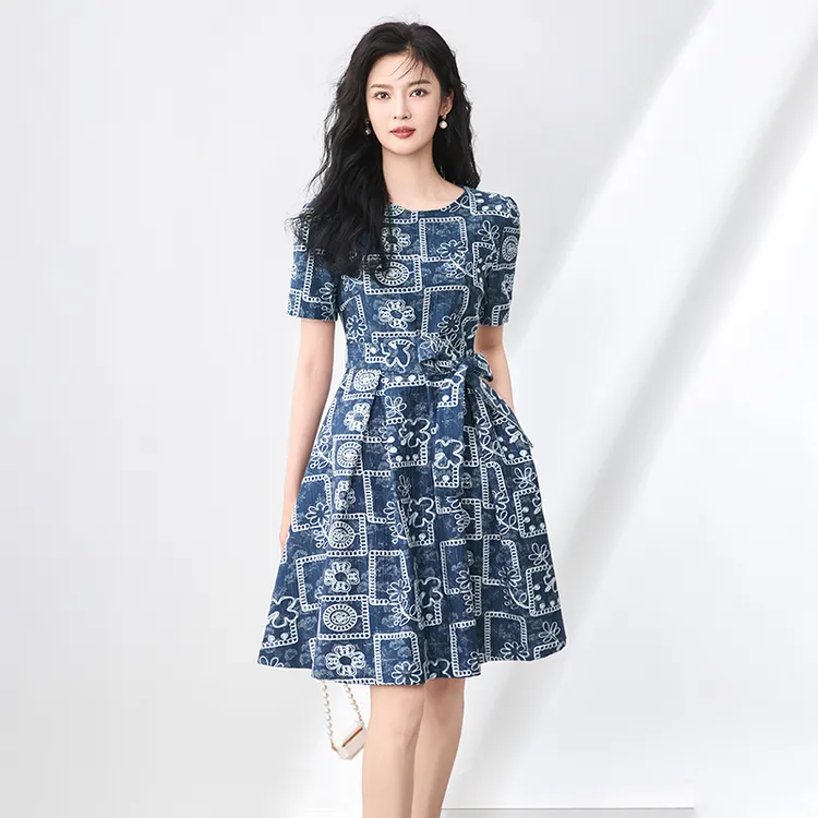 2025夏新款女装气质高级感减龄时尚气质连衣裙收腰显瘦a字连衣裙