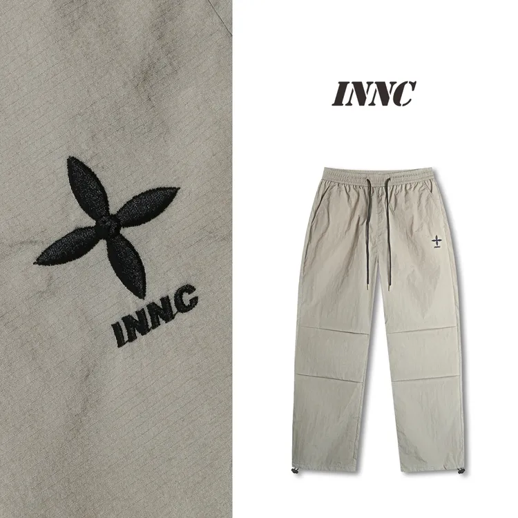 【琦儿专属】INNC高街宽松捏褶情侣工装裤 上身飒气十足1625725