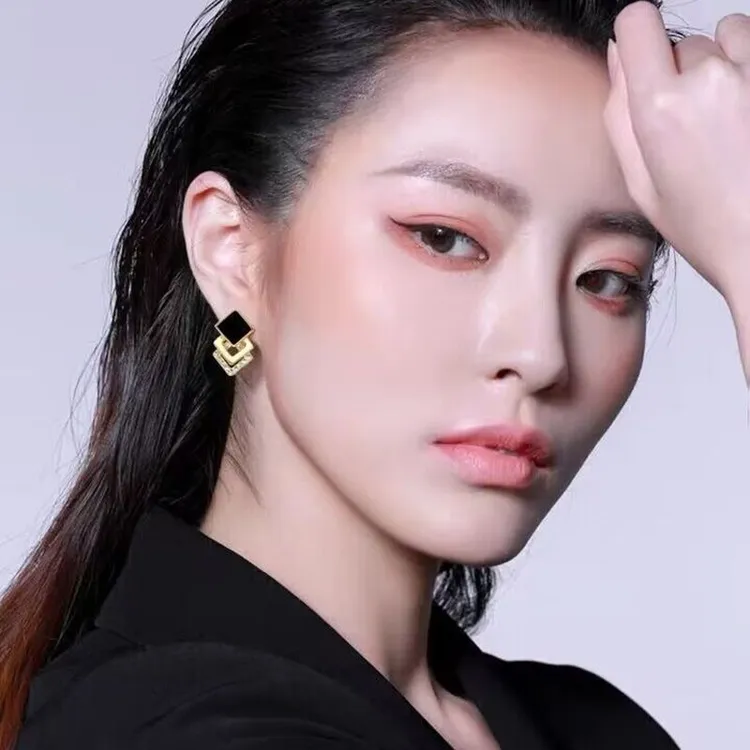 合金耳饰 几何耳环女时尚小众设计感高级感轻奢耳钉黑色百搭菱形
