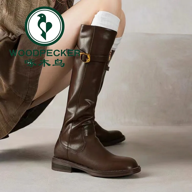 啄木鸟软皮低跟长筒靴女2025秋冬新款皮带扣不过膝靴子复古骑士靴