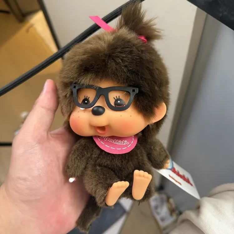 【冲绳限定】Monchhichi 钥匙扣 粉围兜戴眼镜蒙奇奇玩偶身体可扭动