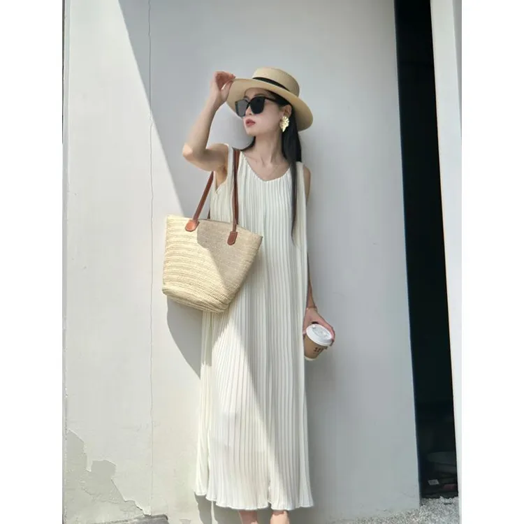 重工高定灵动百褶V领连衣裙女夏高级感轻奢宽松显瘦无袖背心长裙