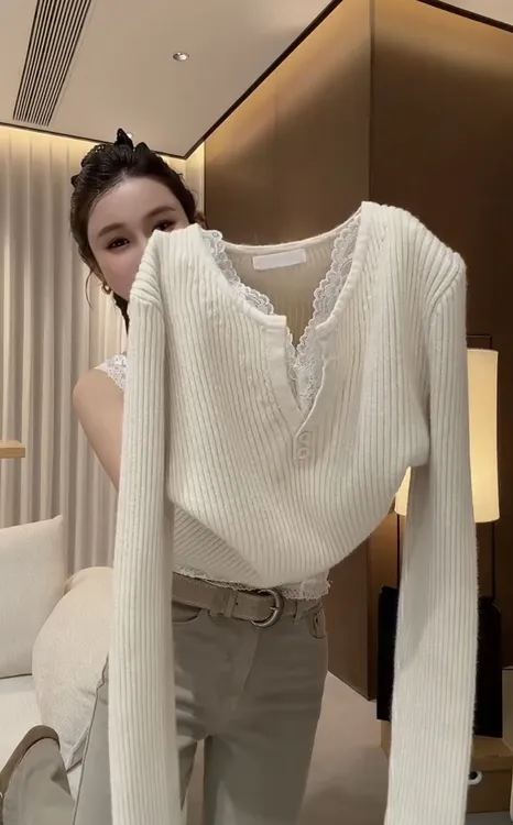 纯欲性感蕾丝边坑条针织打底衫女秋冬季V领纽扣显瘦修身内搭上衣