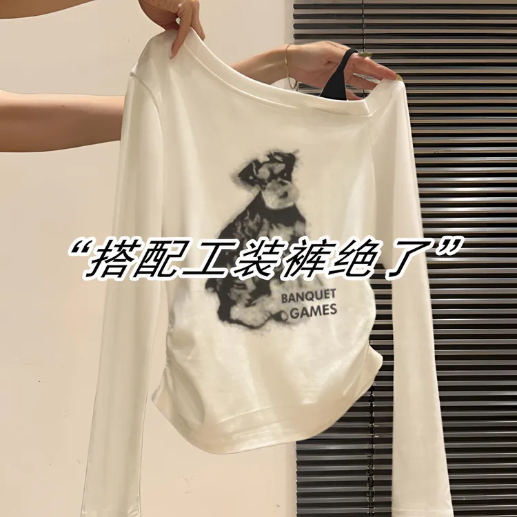 超有设计感！小狗印花斜领长袖T恤女早秋新款褶皱修身辣妹露肩上衣