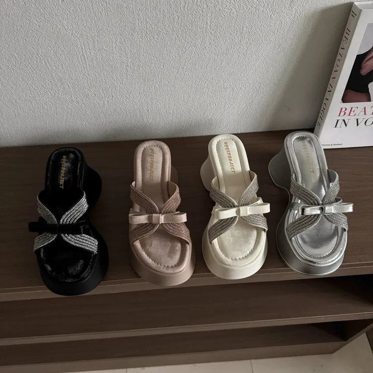 银色厚底绝美拖鞋女夏外穿2025新款配裙子百搭仙女风蝴蝶结一字拖