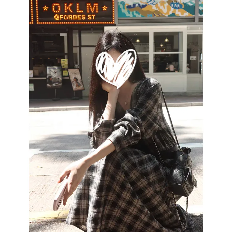 甜粿妹妹复古抽褶设计感V领格子宽松连衣裙女秋艺术感格纹度假
