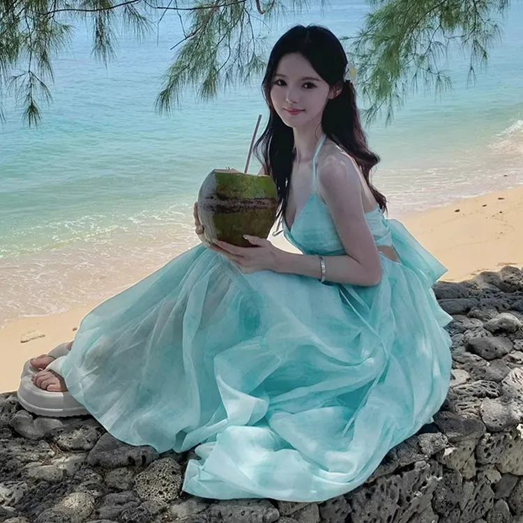 海边度假风蓝色挂脖吊带连衣裙子女夏季2025新款法式气质露背长裙