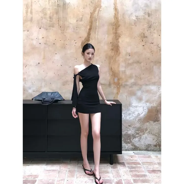 纯欲气质辣妹风斜肩飘带无袖连衣裙夏季新款收腰显瘦黑色包臀短裙