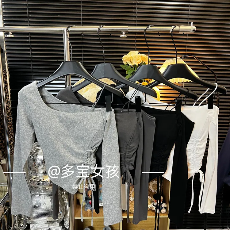 【多宝】早秋新款气质百搭显瘦时尚抽绳收腰漏肩长袖打底T恤2026