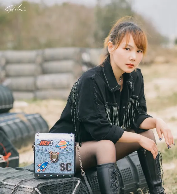 牛皮银扣铁皮链条斜挎包