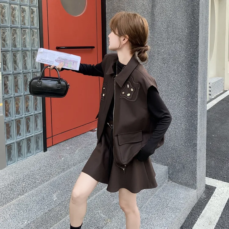 韩系早秋穿搭一整套女2025新款巨好看咖色马甲打底衫短裙三件套
