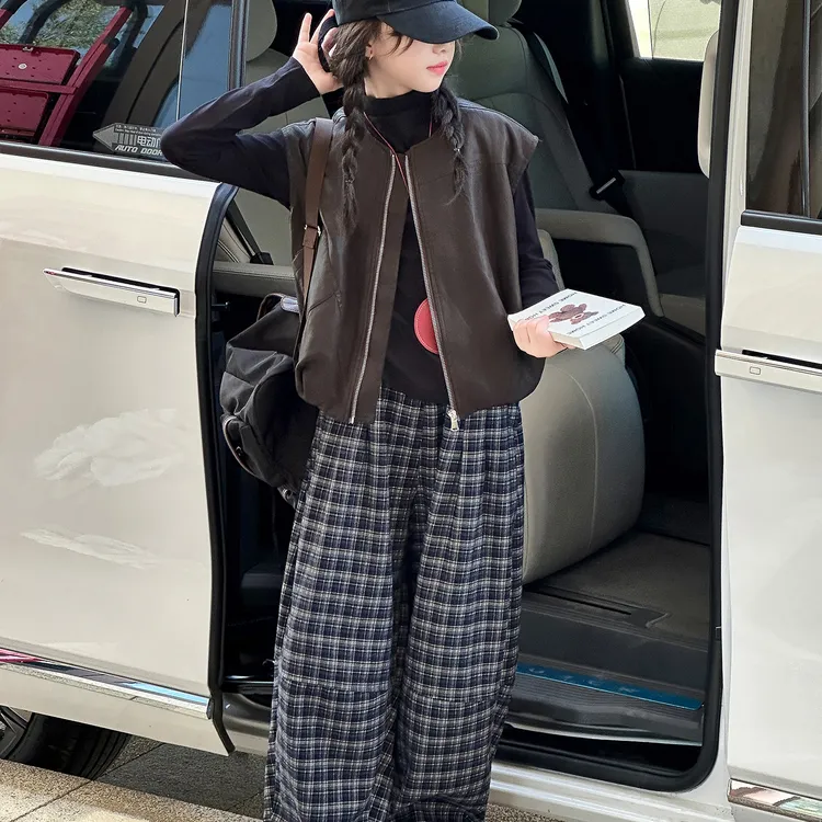 女童套装春秋装2025新款韩系穿搭女大童皮马甲打底衫格子裤三件套