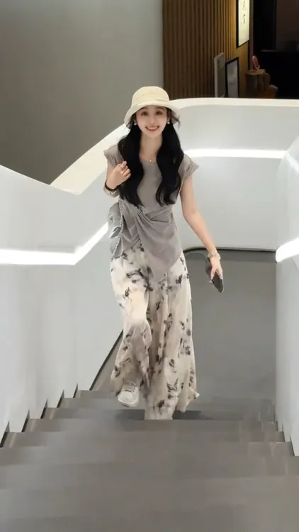 2025夏季新款韩系高级感洋气轻奢上衣女搭配印花阔腿休闲裤两件套