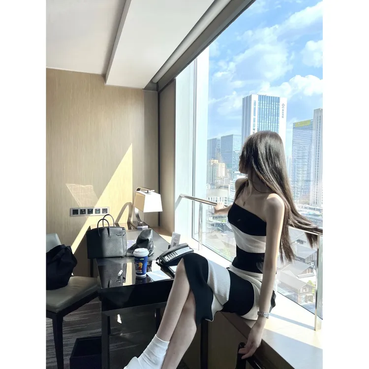 韩系黑白针织条纹长款一字领收腰包臀抹胸连衣裙