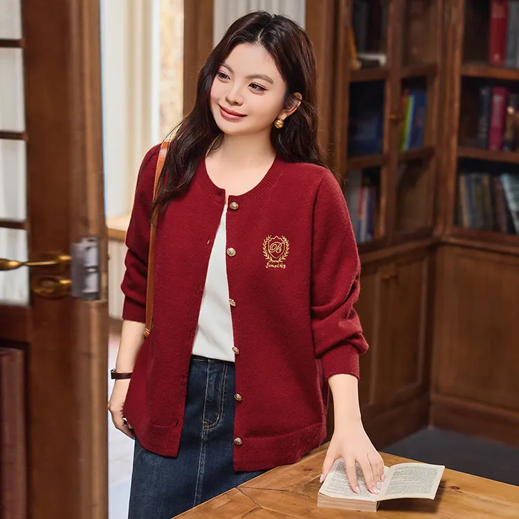 MsShe大码女装2025秋【18支北极绒】徽章刺绣金属扣外套C2509011