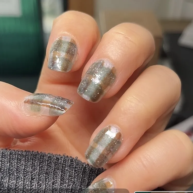 038简约格纹碎钻美甲手工穿戴甲短甲显白气质秋冬爆闪