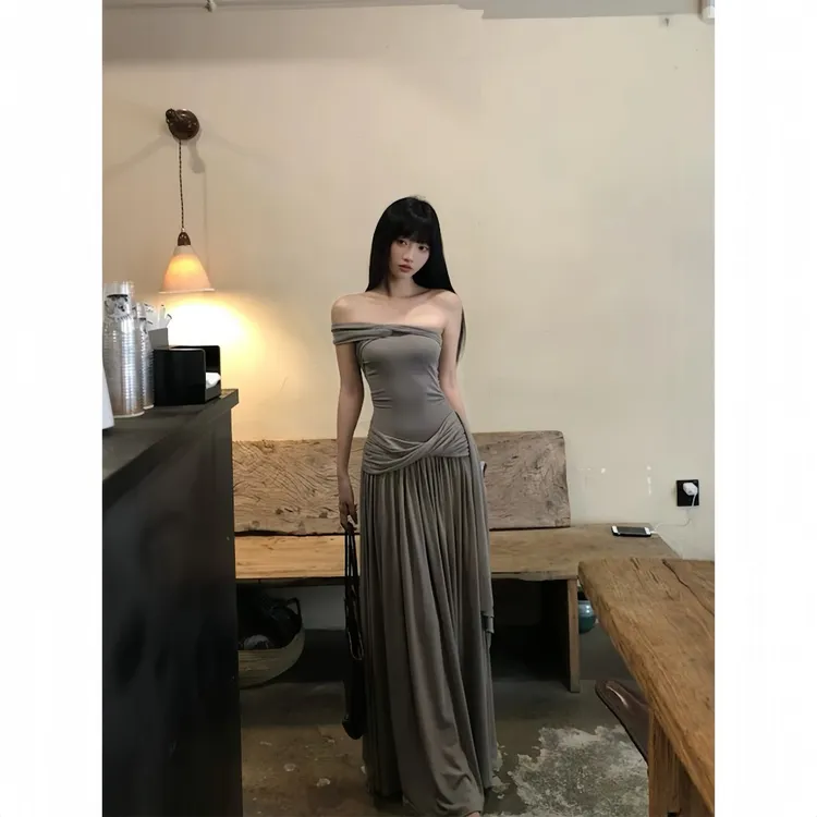 夏季辣妹灰色抹胸连衣裙2025新款气质修身收腰显身材斜肩包臀长裙