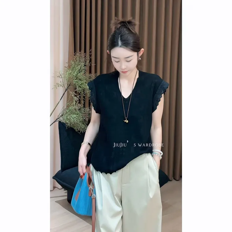 玖了个玖 2025夏款 极简百搭立体小蝴蝶浮雕工艺V领上衣2506C3525