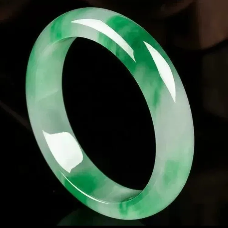 中巴友谊(星光小飞)时尚百搭绿色改运旺夫玉手镯少女妈妈款美人镯