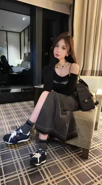 程北北【北北私服】小众纯欲字母烫钻露肩长袖/黑灰色开叉牛仔长裙